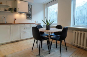 CENTRALLY LOCATED cosy studio w/free parking